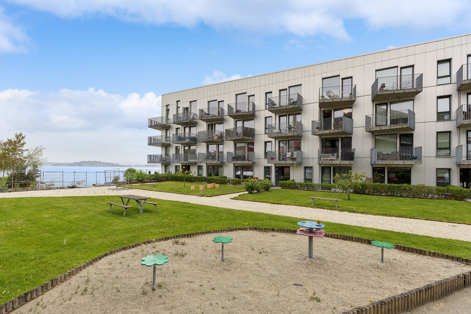 Sameiet Tou Park V med flere består av moderne boligblokker med velholdte fellesarealer og sykkelparkering i underetasjen. Galleribilde