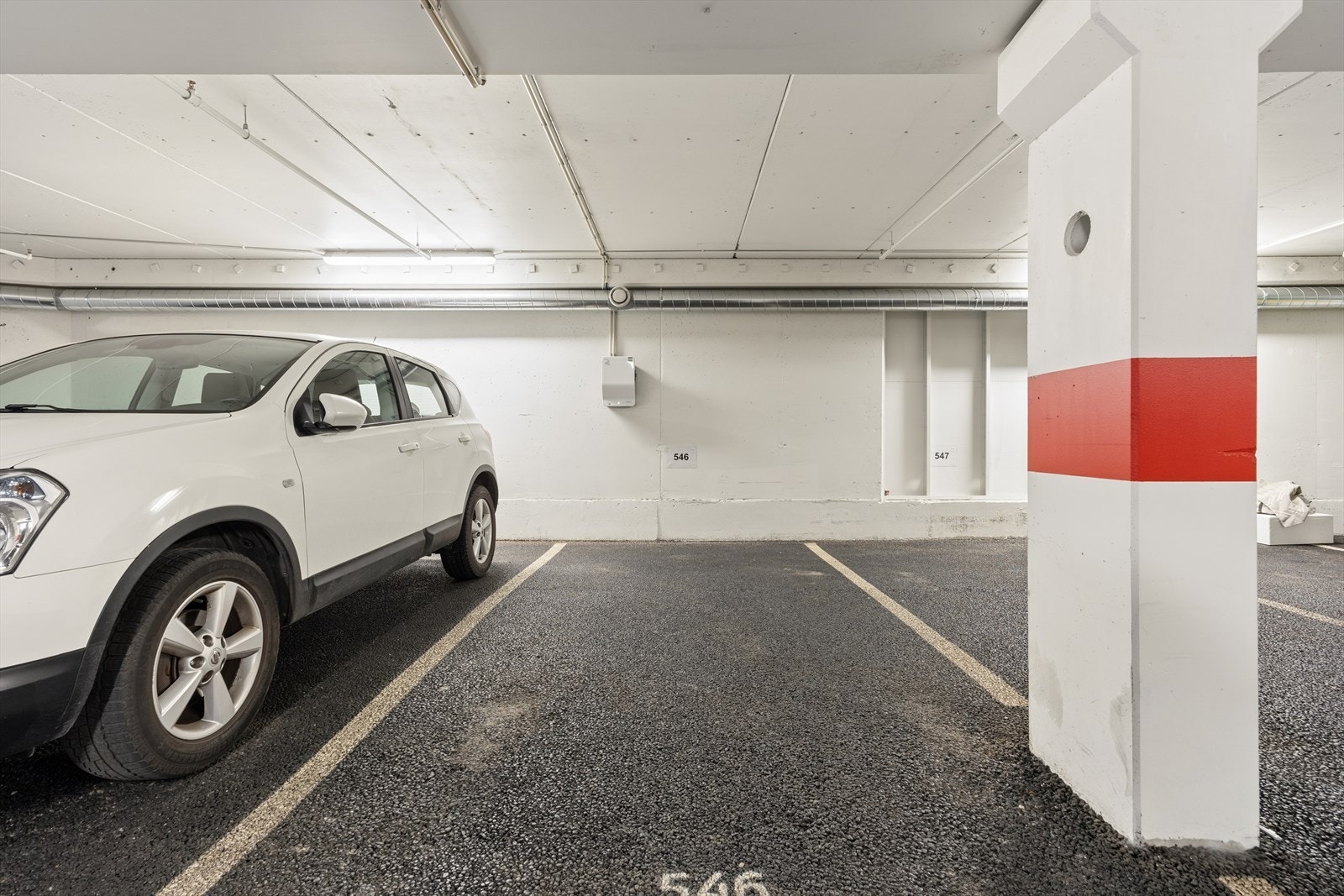 Leiligheten disponerer en fast parkeringsplass, i felles garasjeanlegg. Galleribilde