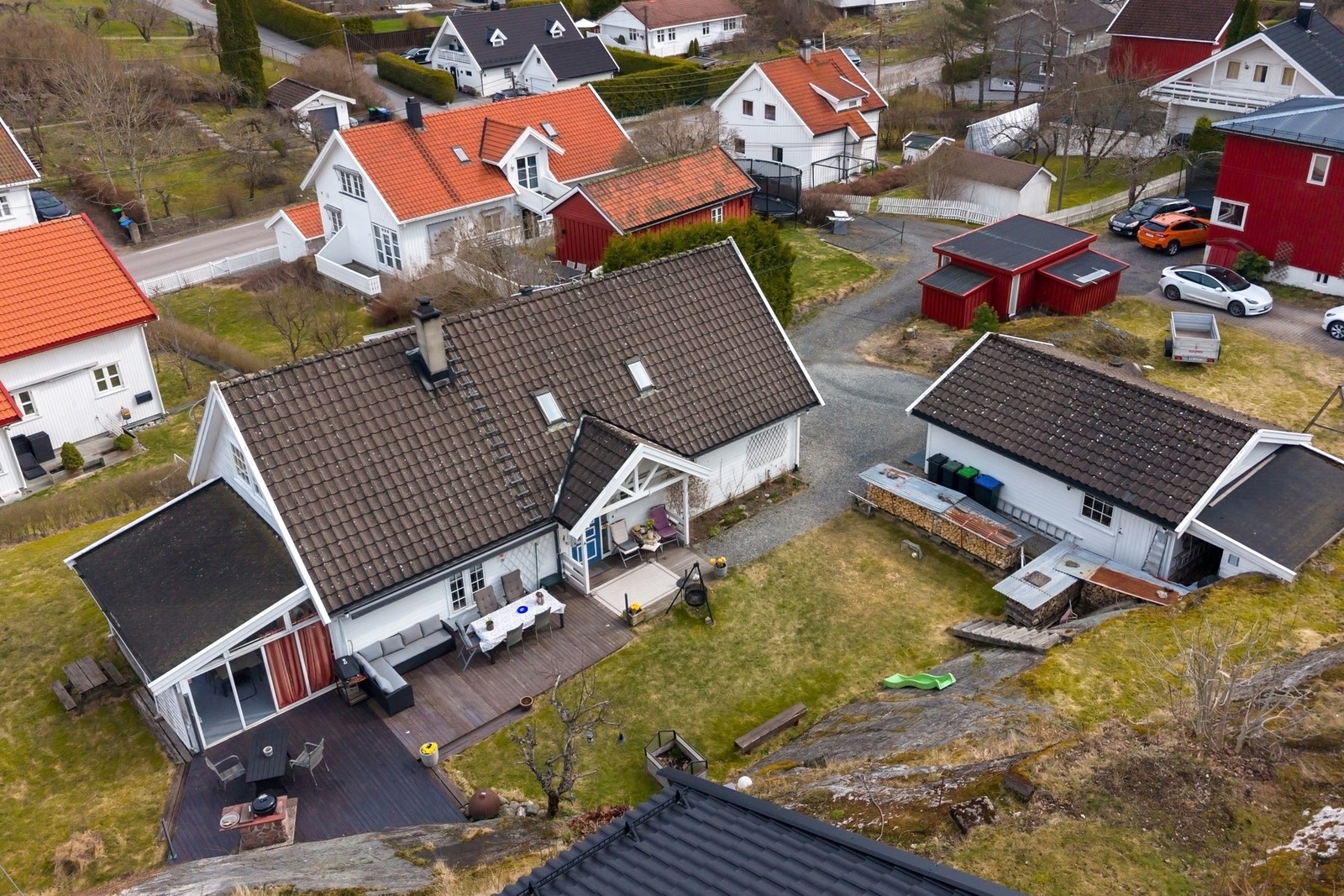 En sentral og barnevennlig eiendom med fire soverom, to bad, separat WC og vaskerom, nyere kjøkken og garasje. Galleribilde