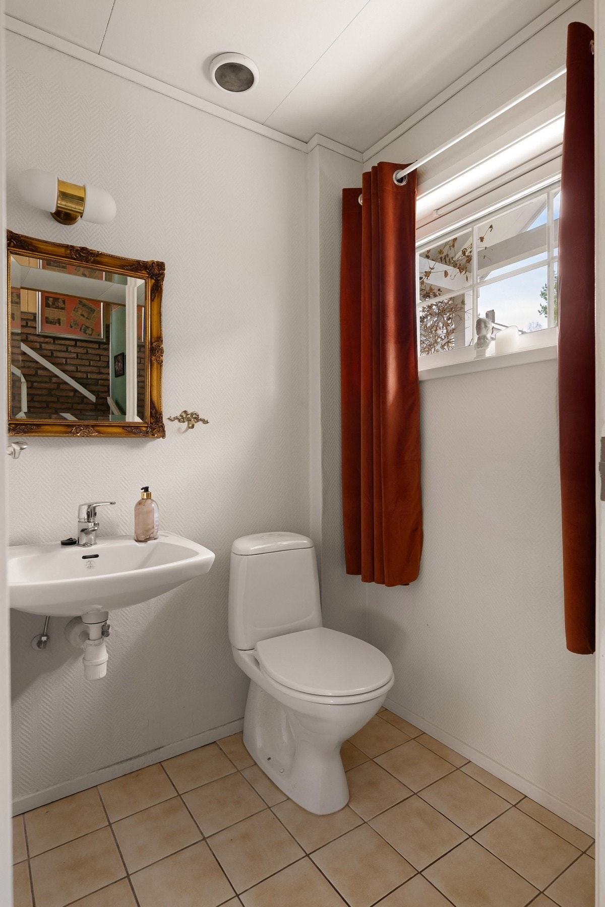 Separat WC i 1. etasje. Galleribilde