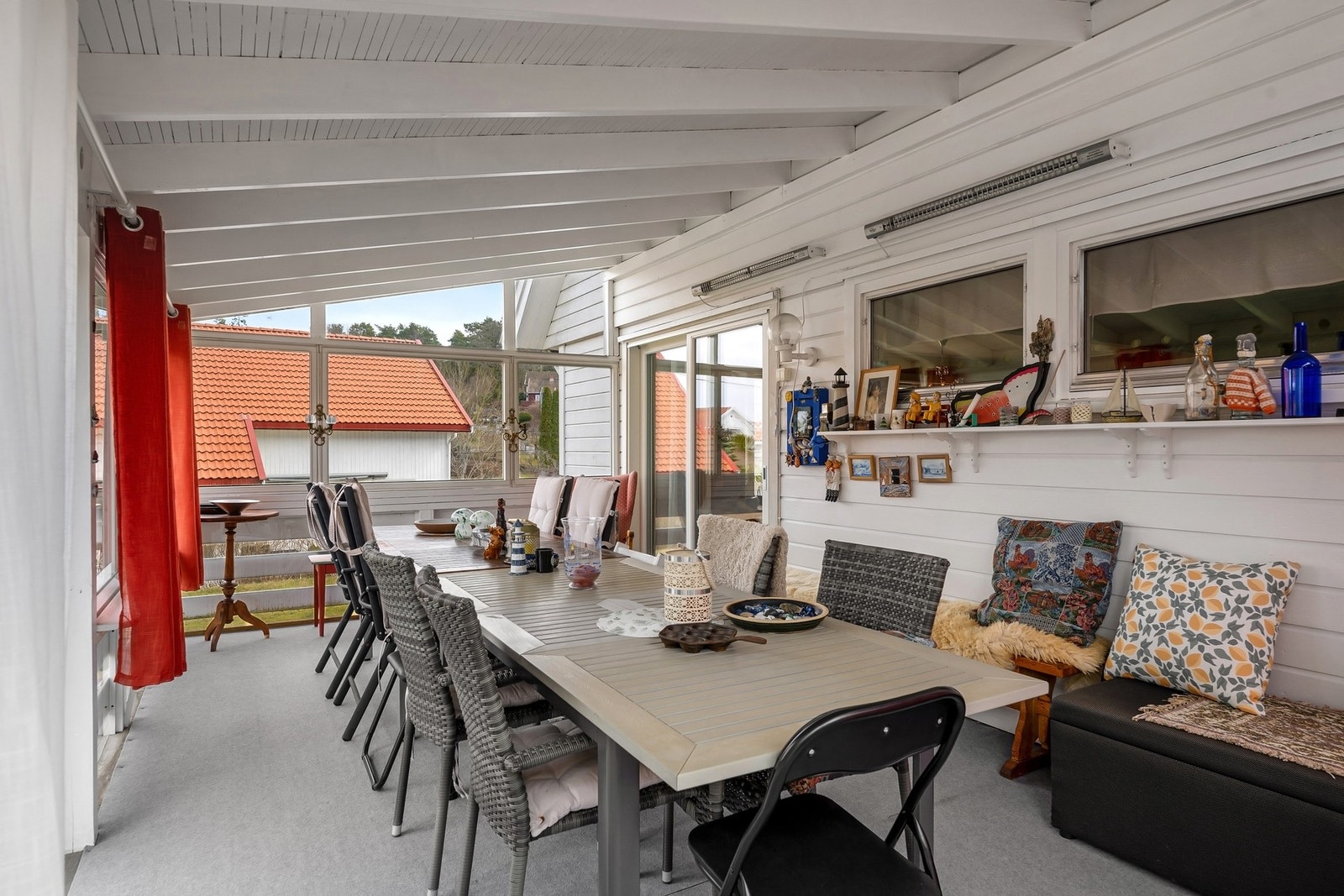 Tilbygget
innglasset terrasse er ikke ansøkt og godkjent. Galleribilde