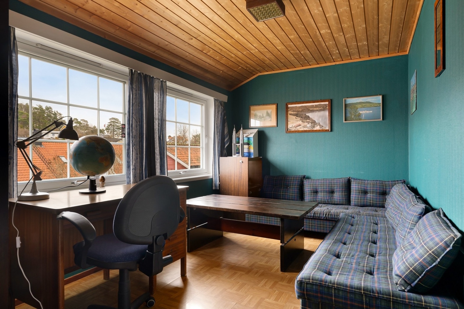 Alle soverommene i huset er av god størrelse. Dette er soverom nr. 2 med plass til sofagruppe + seng. Se neste bilde. Galleribilde