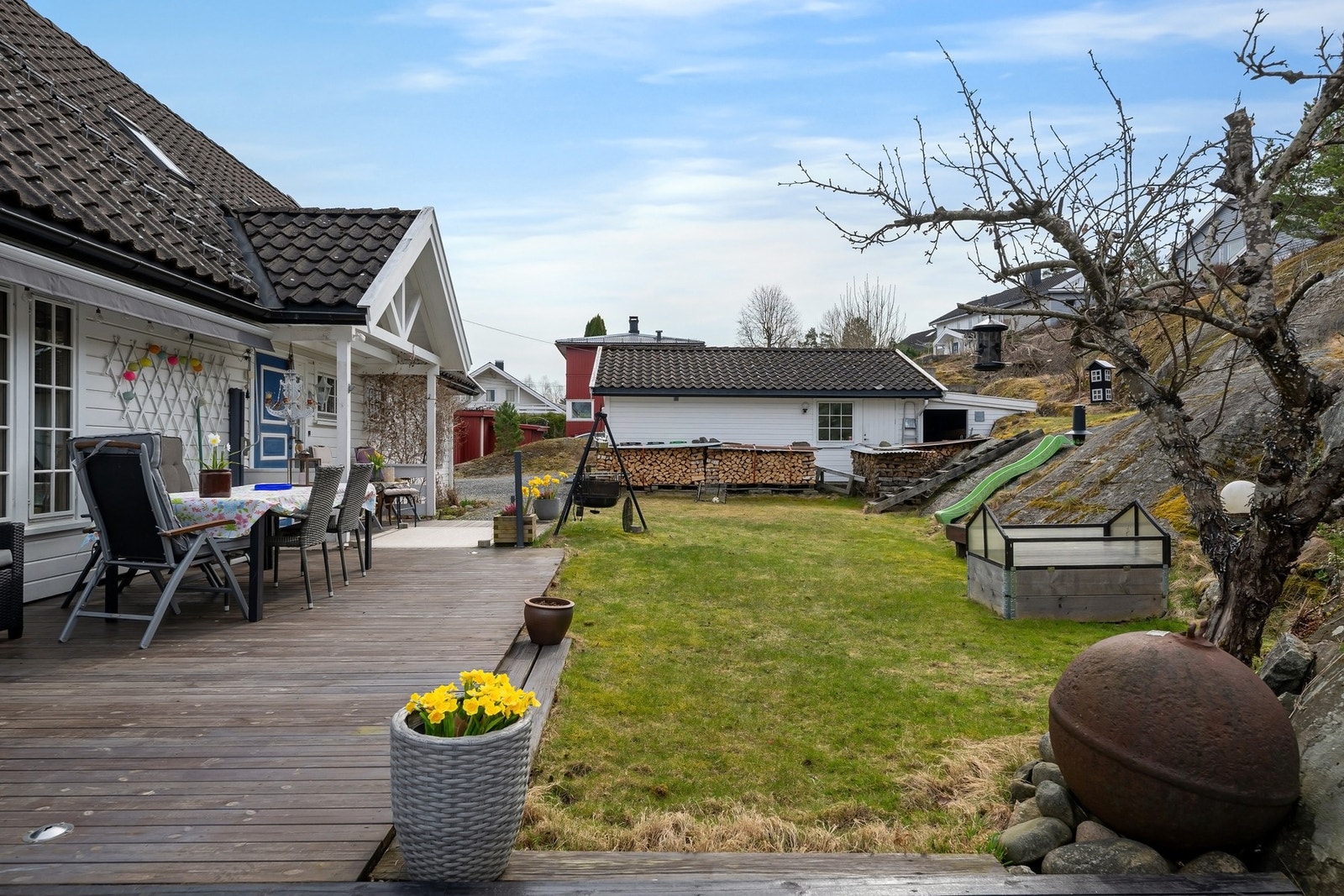 Koselig uteplass. Svaberg lager naturlig avgrensning. Perfekt lekeplass for barn. Galleribilde