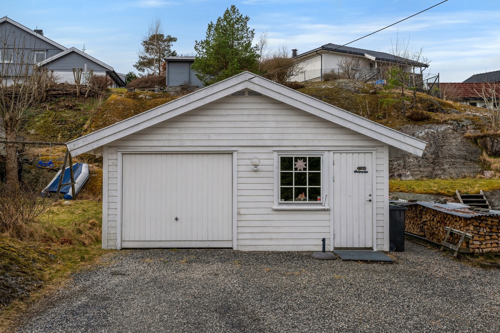 Enkelgarasje med flere romslige boder i tillegg. Ene boden brukes kontor og tilbygg i bakkant av garasjen for en ekstra bod avviker fra tegninger. Galleribilde