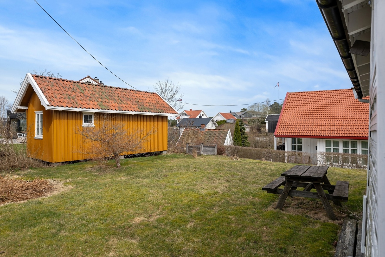Tomtegrensen går ved husveggen på det gule huset til naboen. Galleribilde