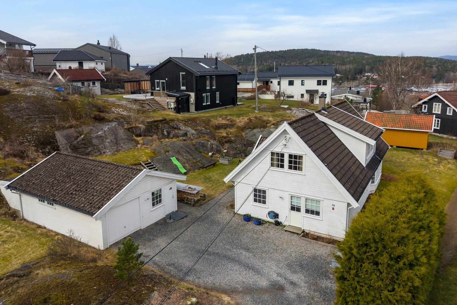 Gode parkeringsmuligheter på egen tomt og i garasje. Galleribilde