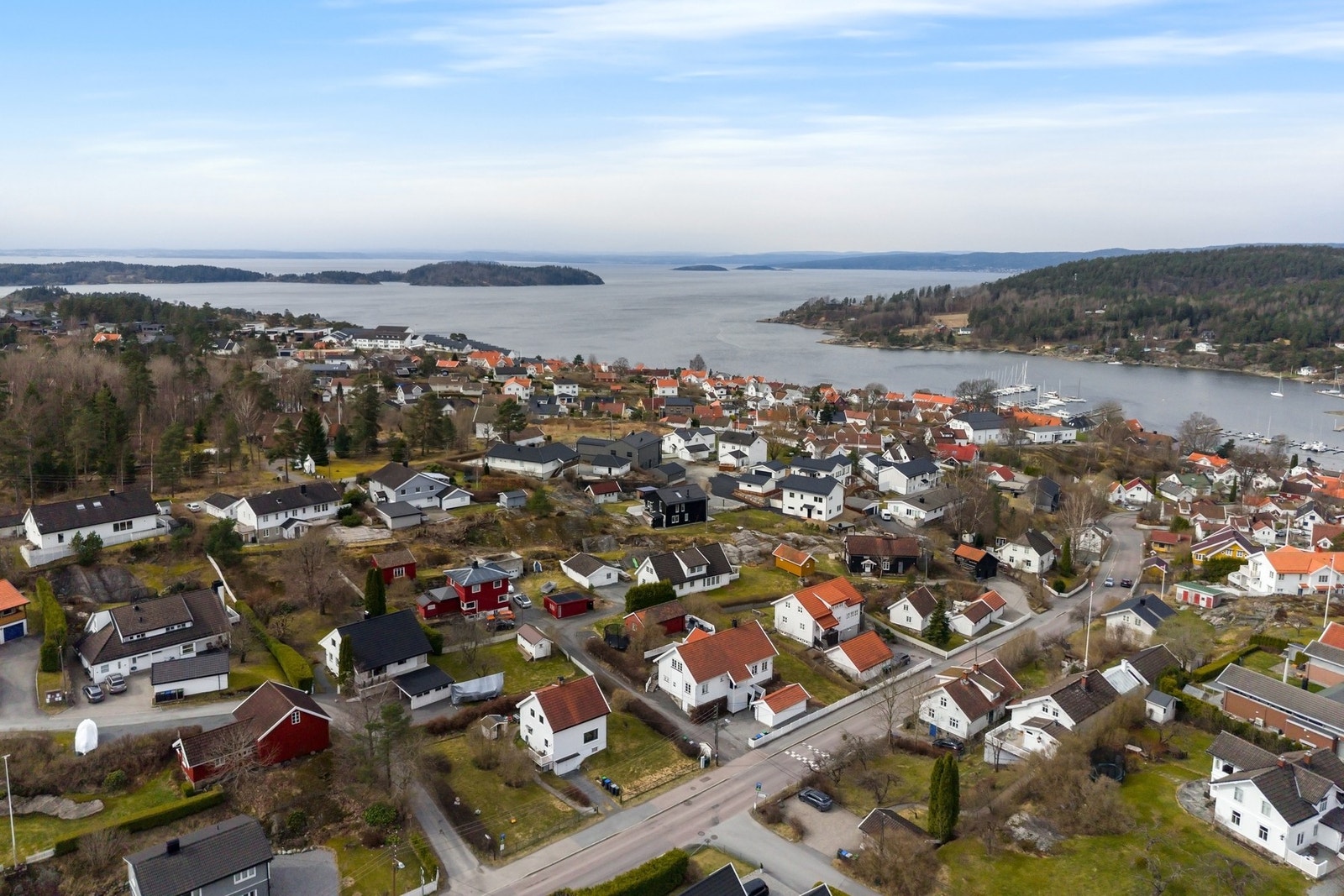 Eiendommen ligger tilbaketrukket med kun 5 minutters spasertur til Son sentrum. Galleribilde