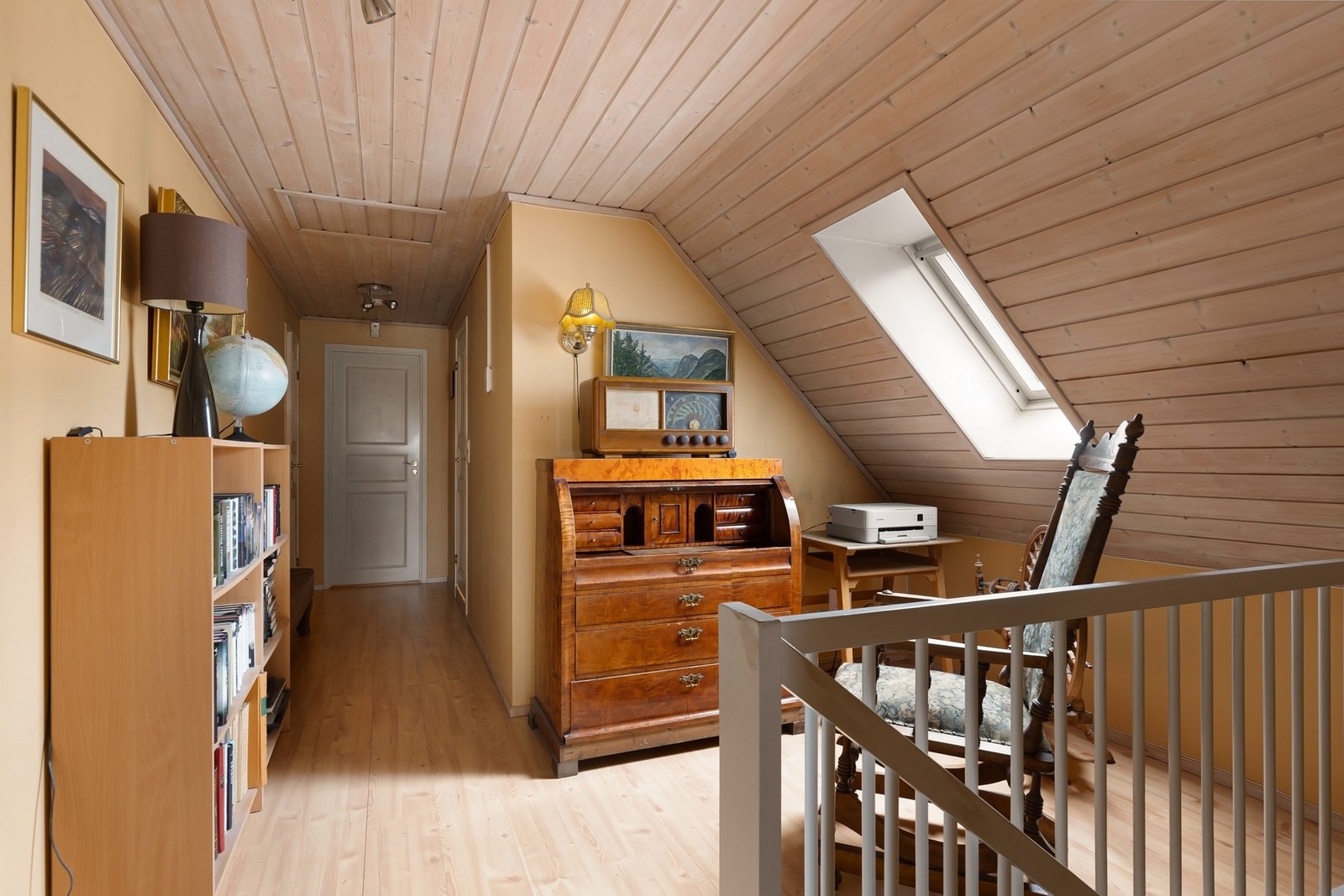 Gang med mulighet for kontorplass. Galleribilde