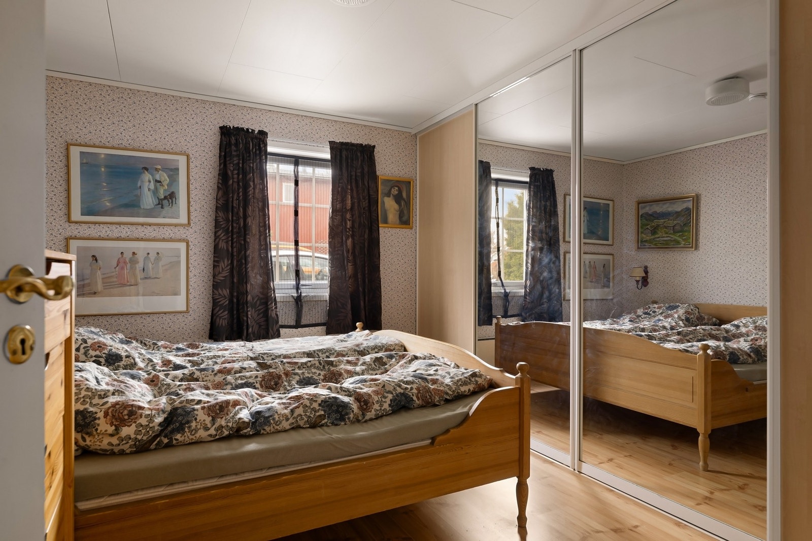 Hovedsoverom i 1. etasje med stor skyvedørsgarderobe. Galleribilde