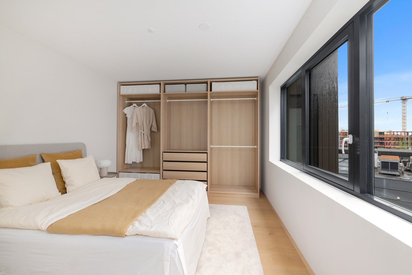 Hovedsoverommet er romslig og har plass til stor seng med tilhørende møblement og garderobe. Galleribilde