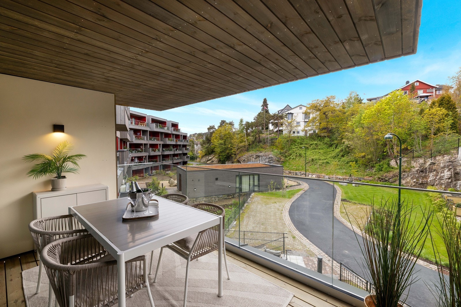Fra stue/ kjøkken er det utgang til balkong med gode solforhold. Galleribilde