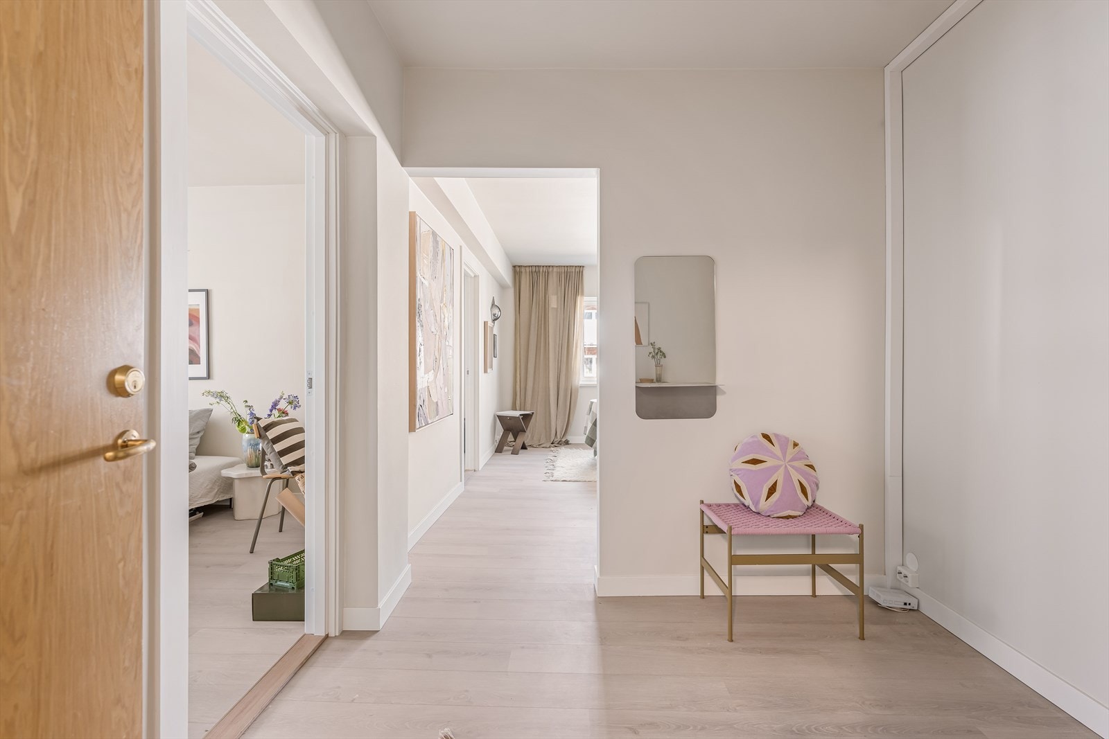 Romslig entré med plass til garderobeskap for å henge fra seg yttertøy og sette fra seg sko. Galleribilde