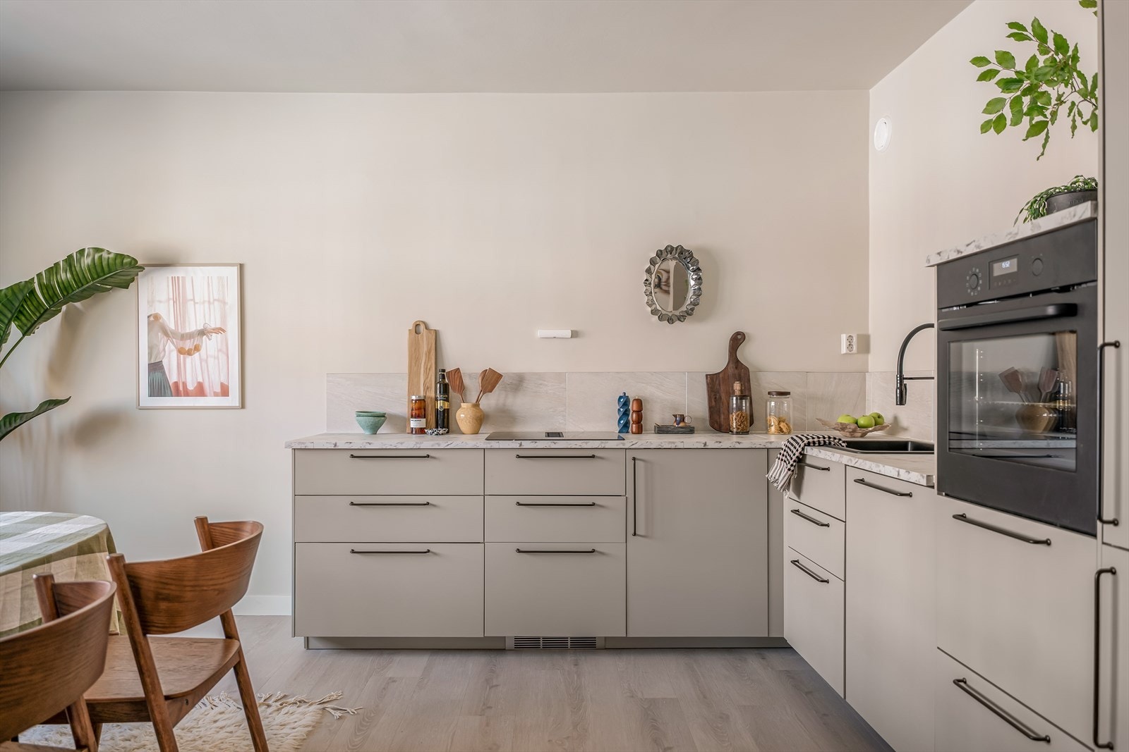 Kjøkkenet har rikelig med skap- og benkeplass og passer ypperlig for den matglade. Galleribilde