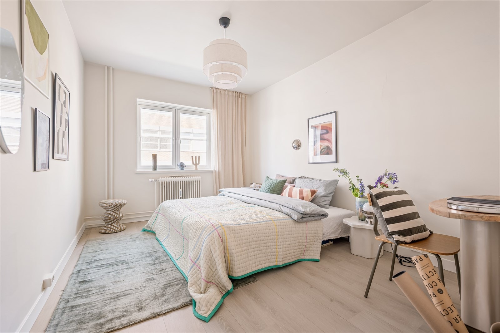 Lyst og stort hovedsoverom med plass til dobbeltseng, nattbord og garderobeskap. Galleribilde