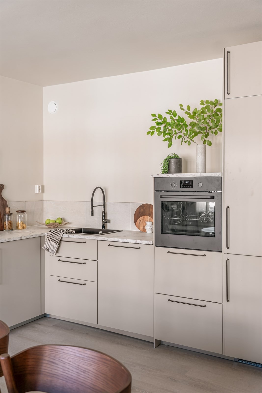 Boligen har en gjennomgående fargepalett med lyse, beige fargetoner- Noe som gjør det enkelt å sette sitt preg på boligen med det interiøret man måtte ønske. Galleribilde