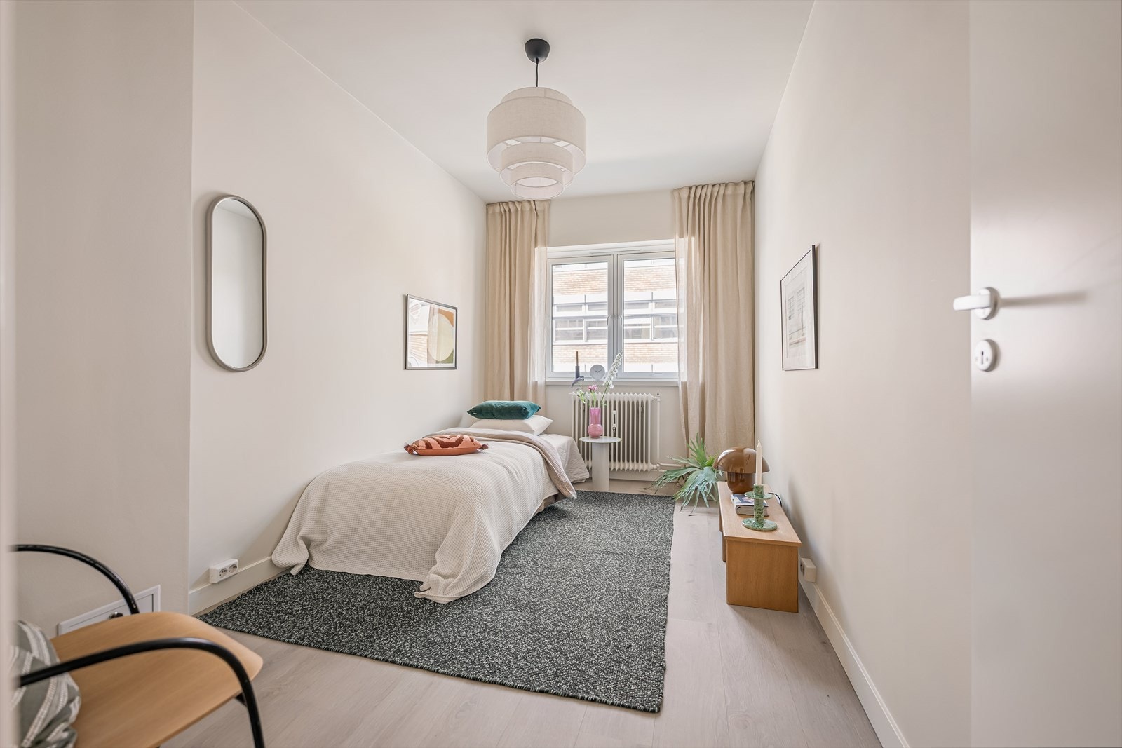 Soverom II er også av god størrelse med plass til seng, nattbord og garderobeskap. Galleribilde