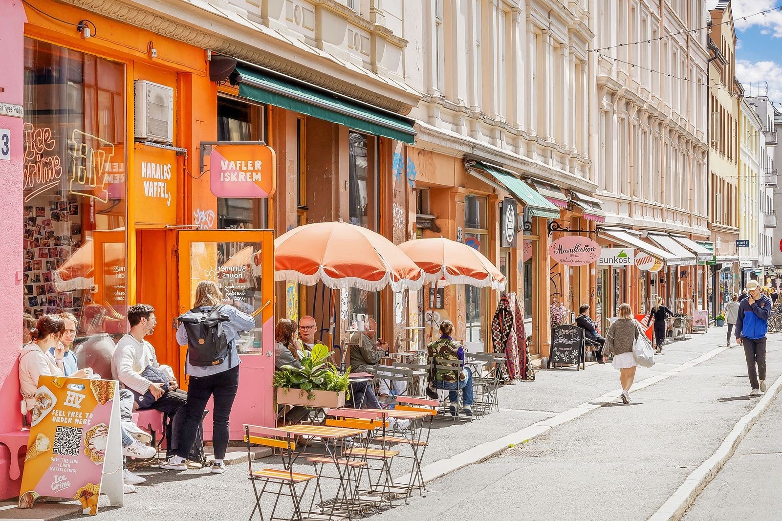 Populære Grünerløkka med sitt yrende folke- og kulturliv ligger i gangavstand fra leiligheten. Galleribilde