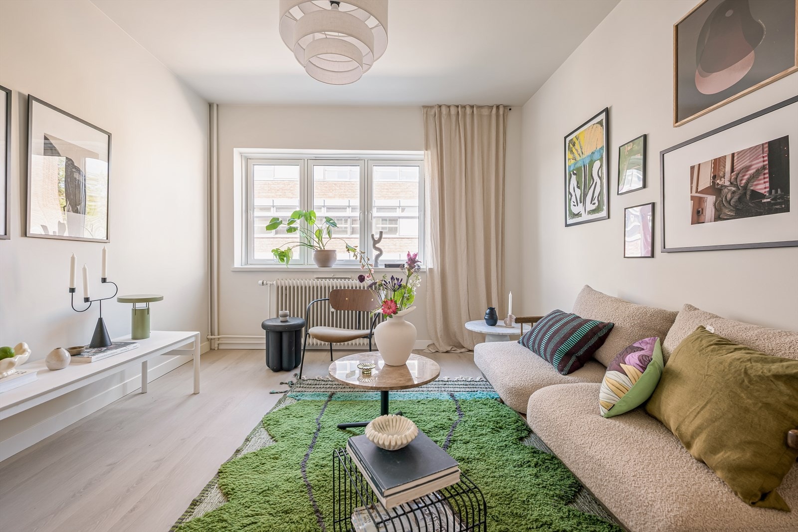 Det største soverommet er i dag innredet som stue og har plass til romslig sofagruppe med tilhørende møblement. Galleribilde