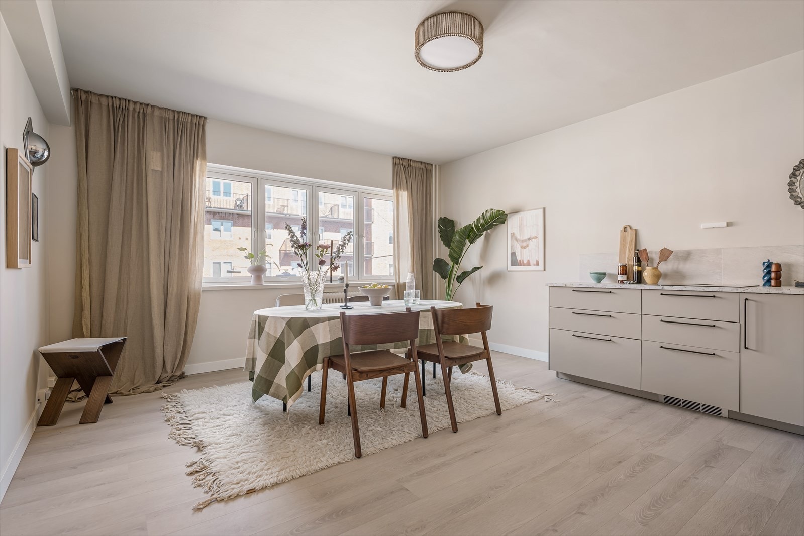 Her er det god plass til å innrede med stort spisebord i naturlig tilknytning til kjøkkenet. Galleribilde