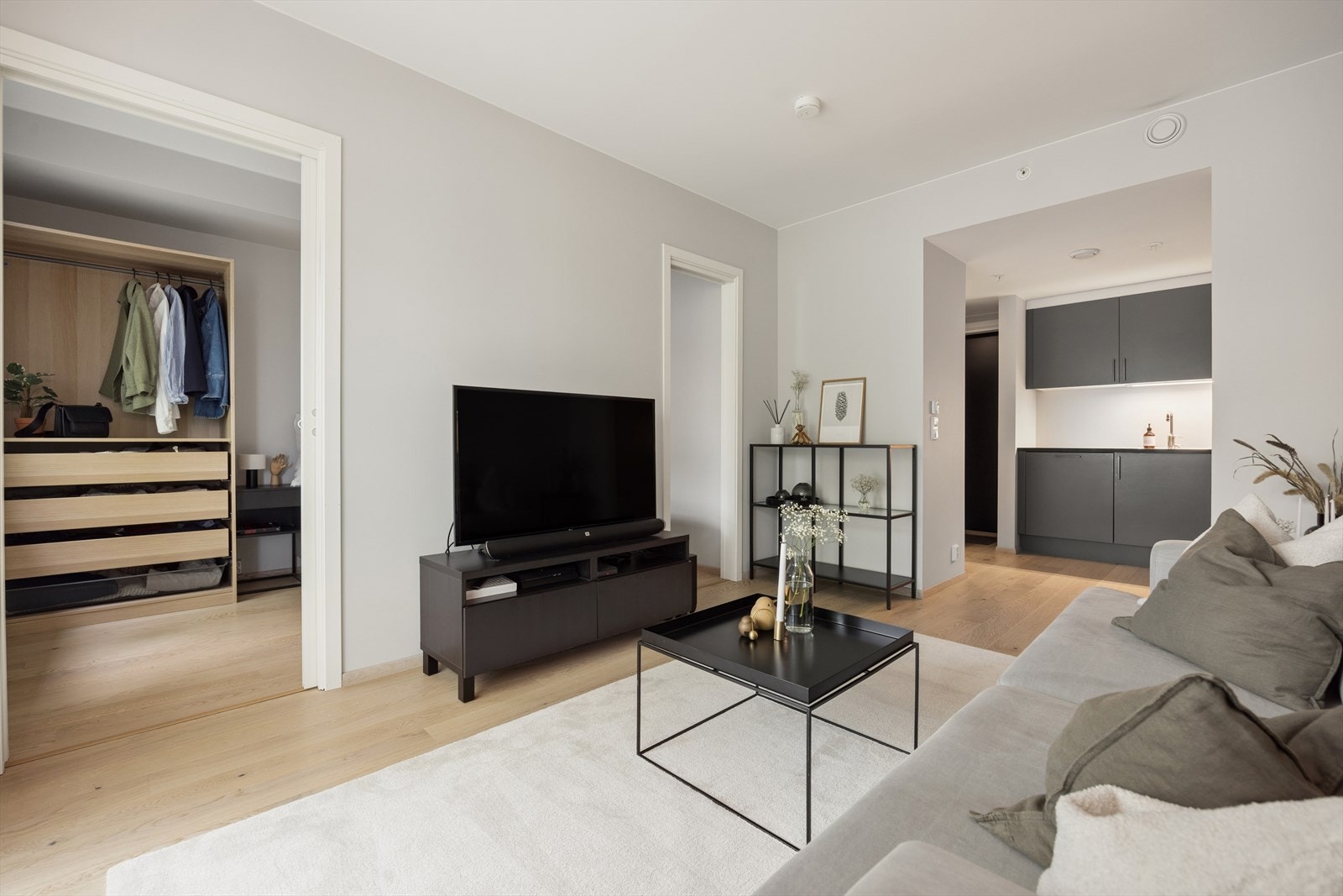 Fra stuen er det praktisk tilgang til leilighetens soverom og kjøkken, som til sammen med entreen og bad utgjør 35 m². Galleribilde