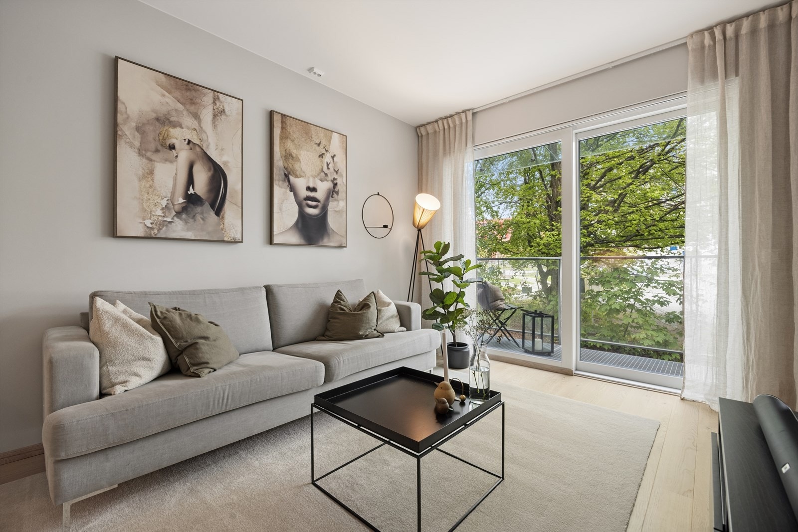 Stuen er lys og romslig med mangfoldige muligheter for innredning etter eget ønske. Samt direkte utgang fra stuen ut på leilighetens balkong (4 m²). Galleribilde