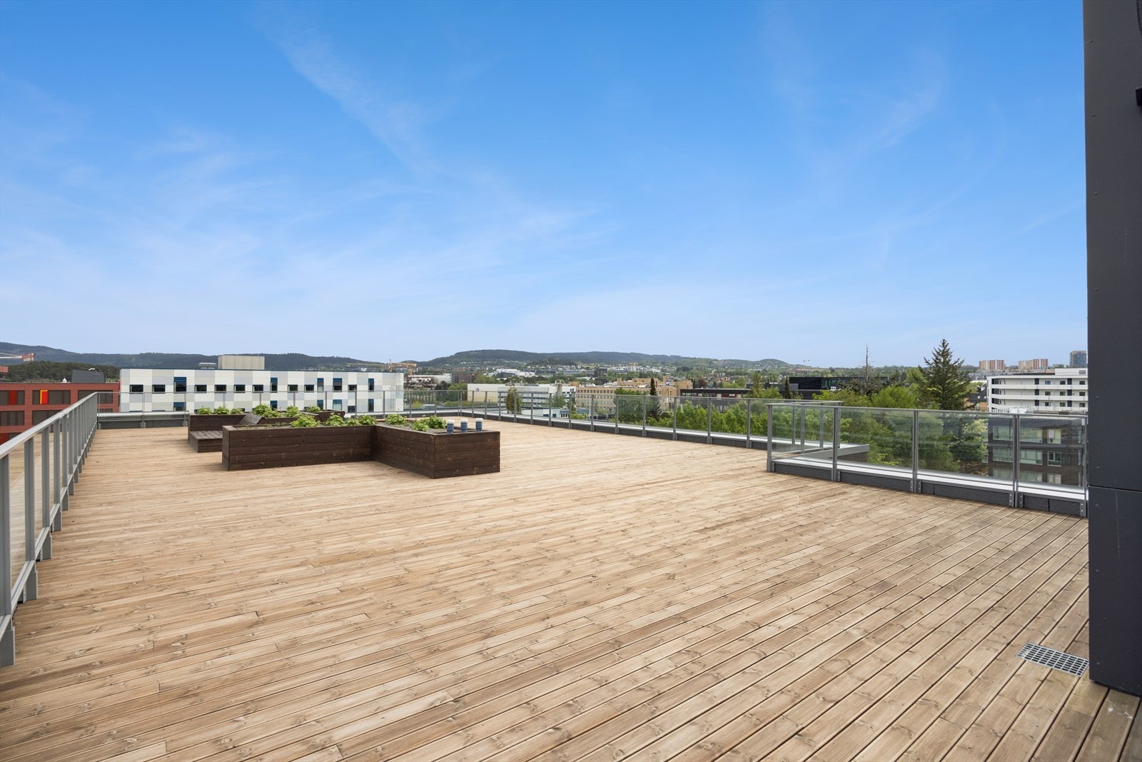 Beboerne i sameiet har tilgang til en romslig privat takterrasse med fin utsikt - perfekt for gode og fine sommerdager! Galleribilde