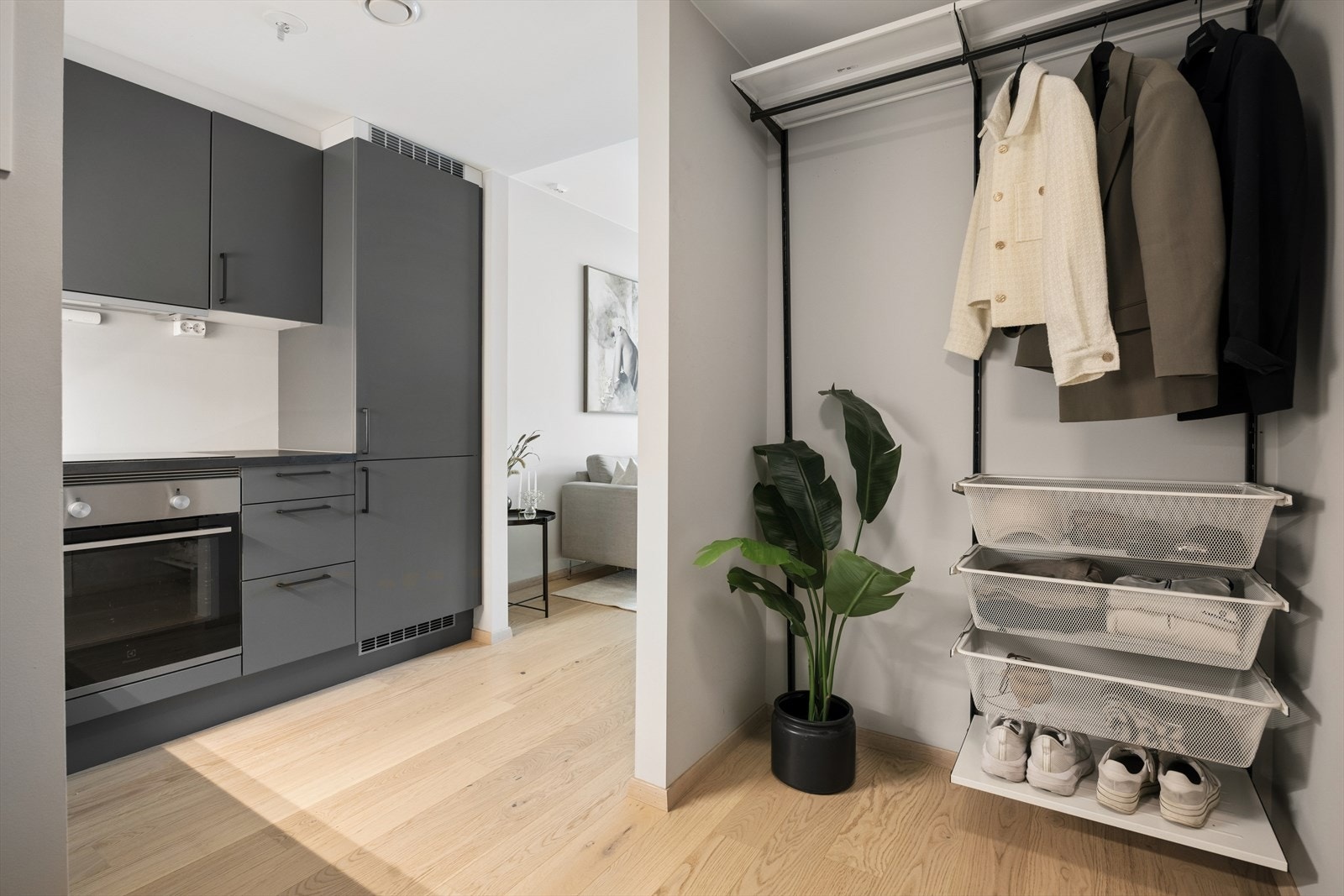 Med boligen har du rikelig med oppbevaringsplass i entreen og bod som medfølger leiligheten (5 m²) som ligger i samme etasje rett ved. Galleribilde