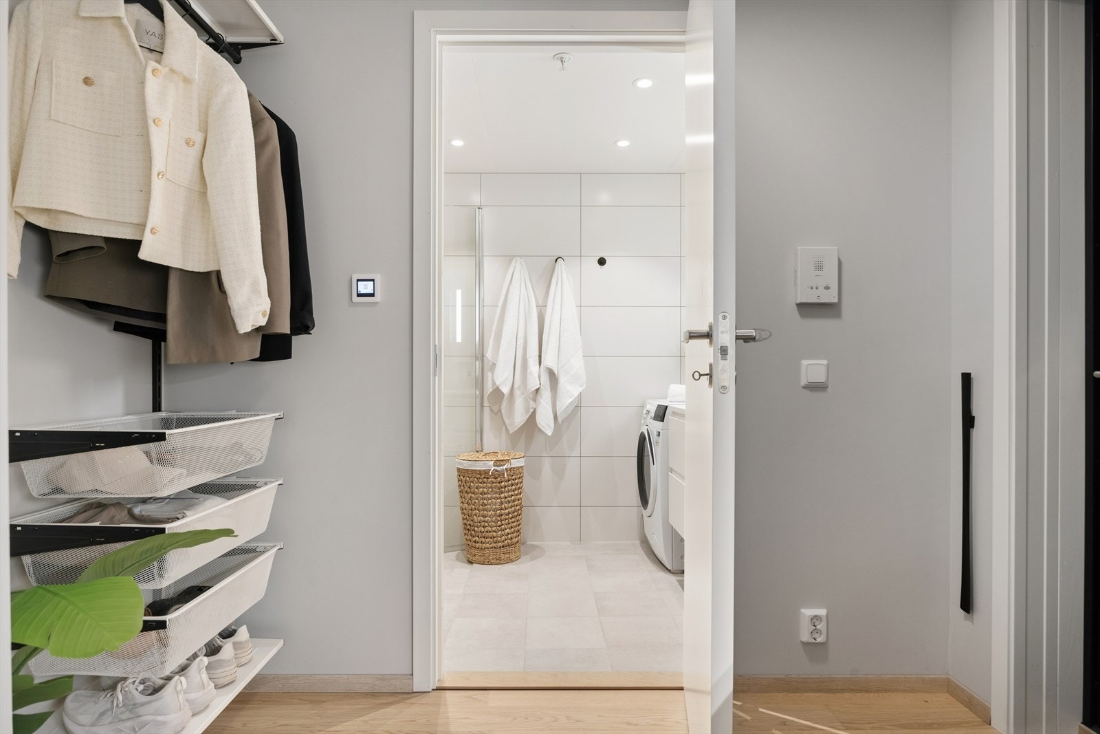 Her ønskes man velkommen inn i en lys entré med plass til garderobe for å henge fra seg yttertøy og sette fra seg sko. Galleribilde