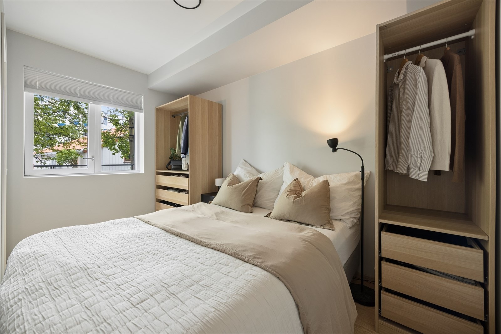 Smakfullt soverom med god plass til dobbeltseng og garderobe. Galleribilde