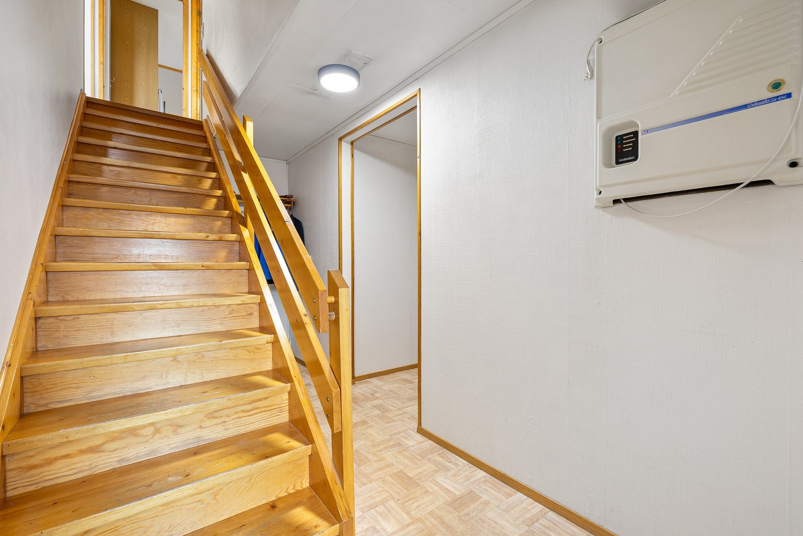 Fra hovedetasjen er det trapp ned til sokkelplan med garderobe, kjølerom, vaskerom og entré. Galleribilde