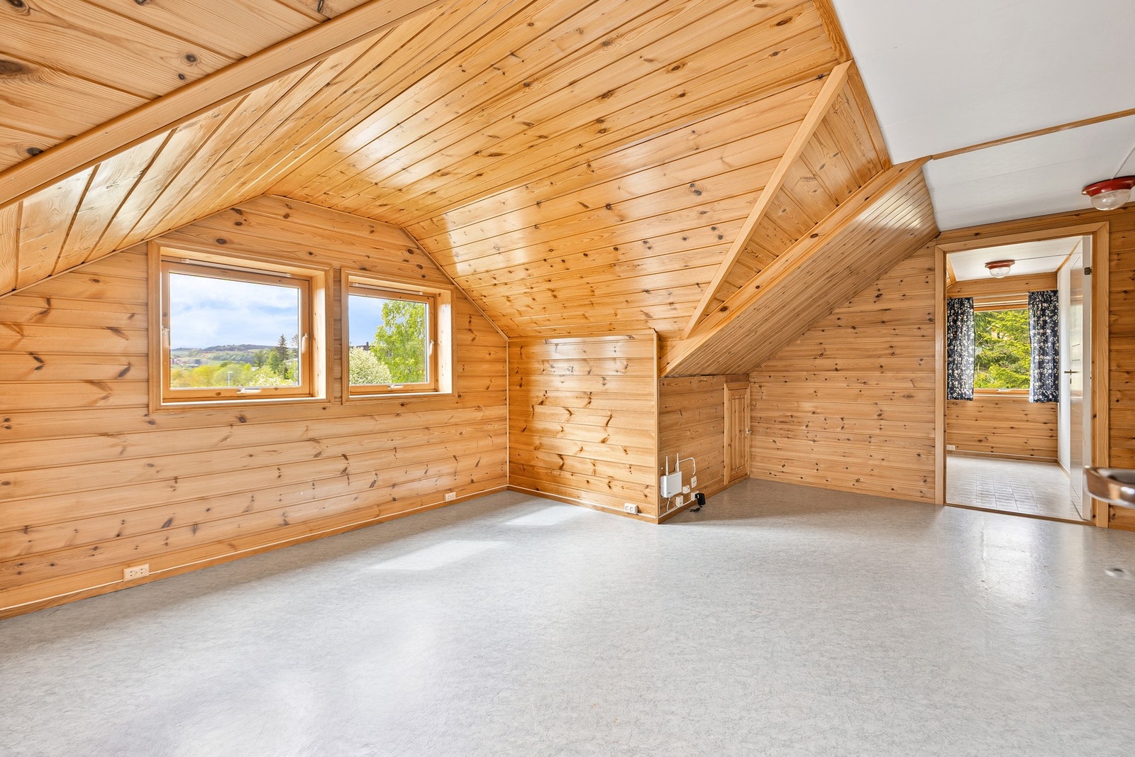 Romslig loftstue på 18 kvm, med fint lysinnslipp. Galleribilde