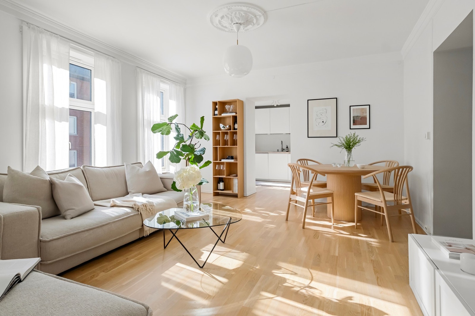 Stuen har en herlig atmosfære som gjør det enkelt å føle seg "hjemme"! Galleribilde