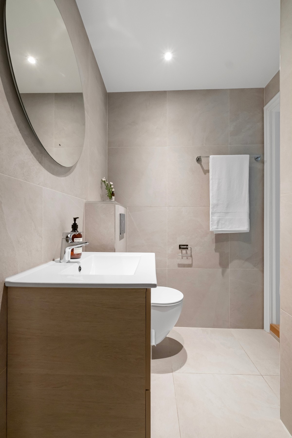 Badet har downlights i taket og store fliser i en klassisk og tidløs farge. Galleribilde