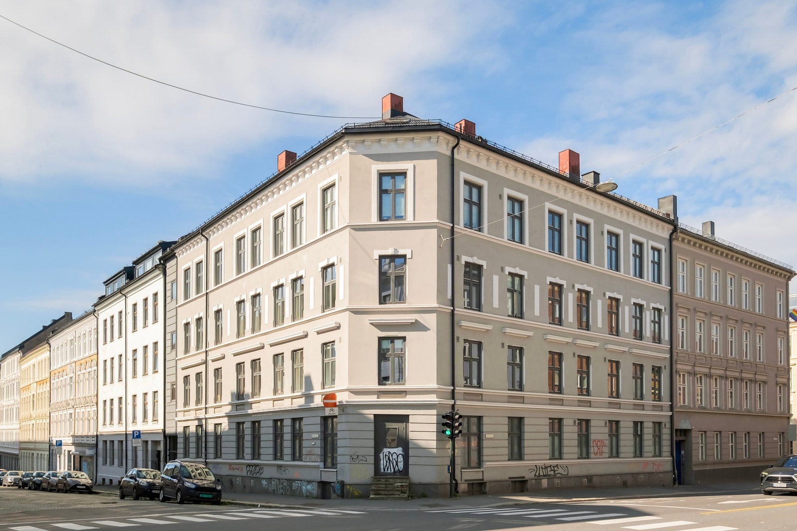 Her bor du sentralt i en klassisk bygård! Galleribilde