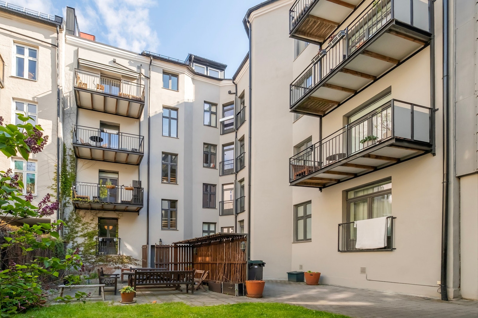 Det er sykkelparkering i gårdsrommet. Galleribilde