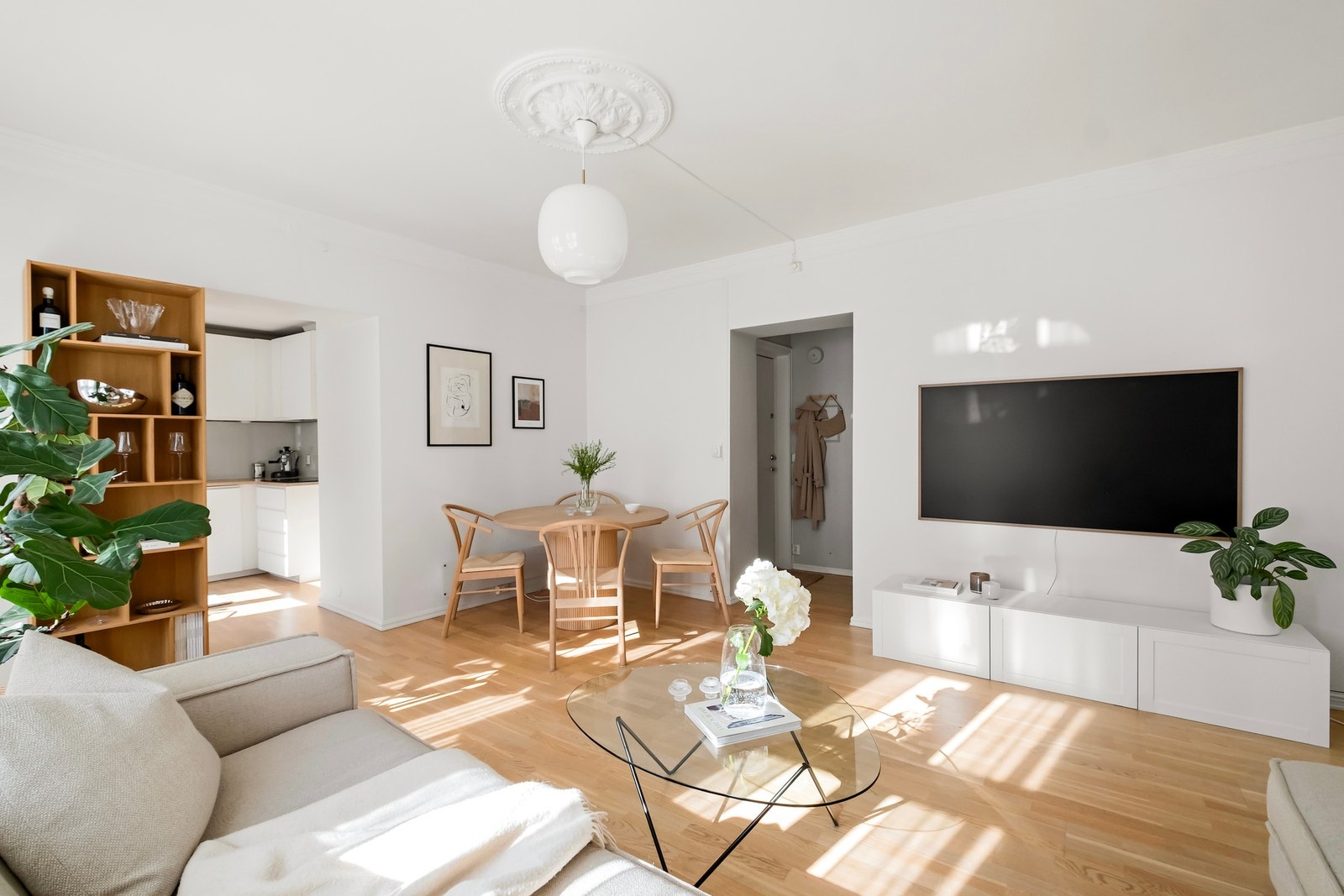 Stuen har god plass til ulike soner for både egentid og sosialt samvær. Galleribilde