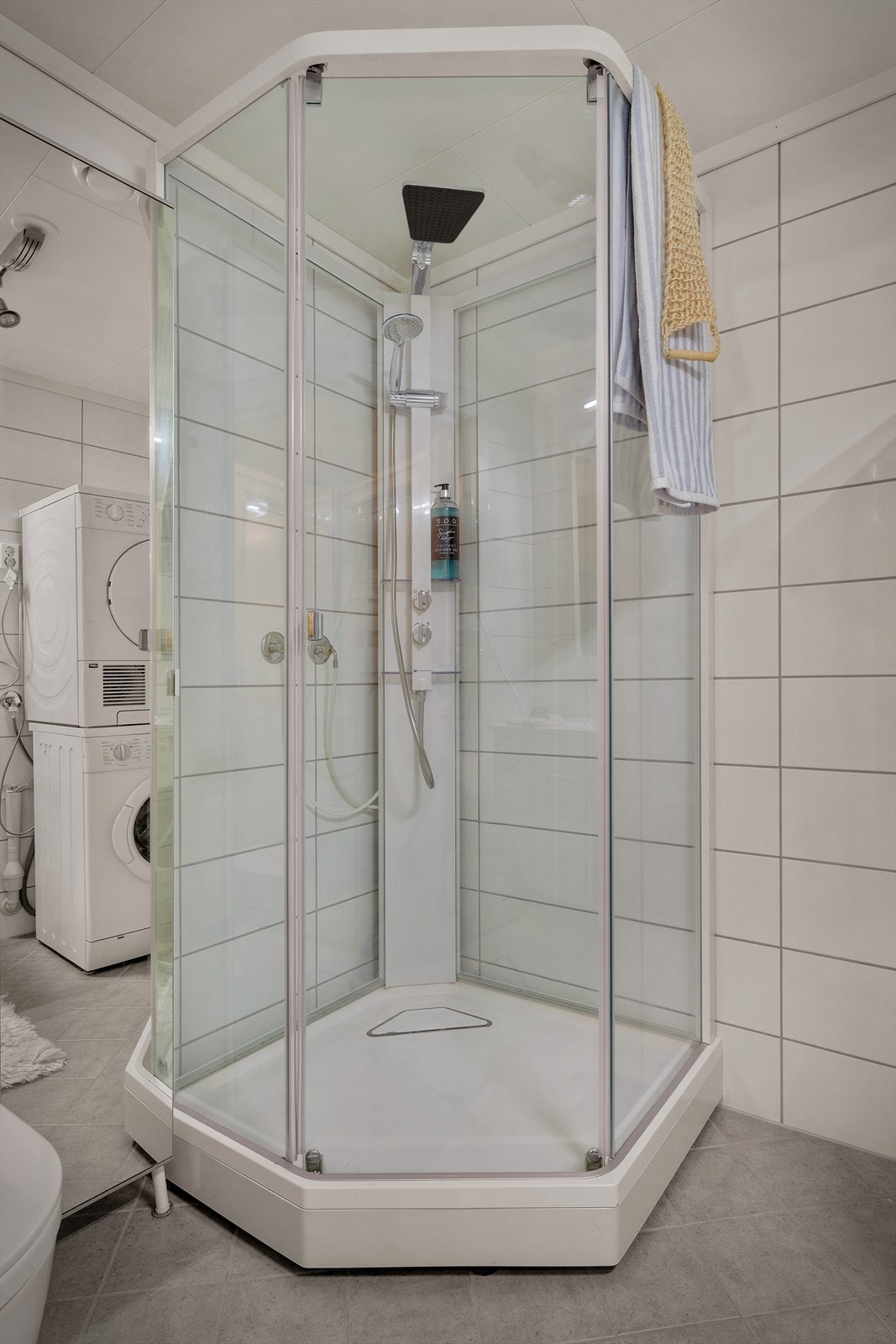 Badet har mekanisk avtrekk og opplegg for vaskesøyle. Galleribilde