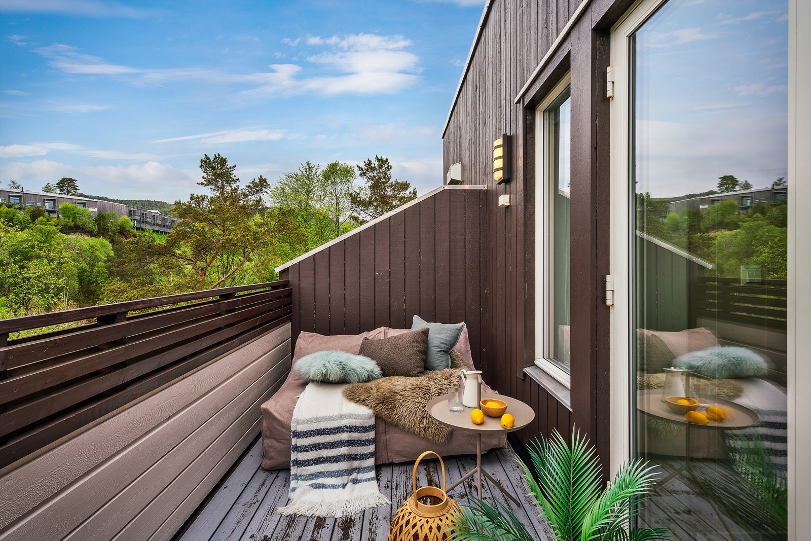 Fra stuen er det utgang til en romslig uteplass på 8 m². Galleribilde
