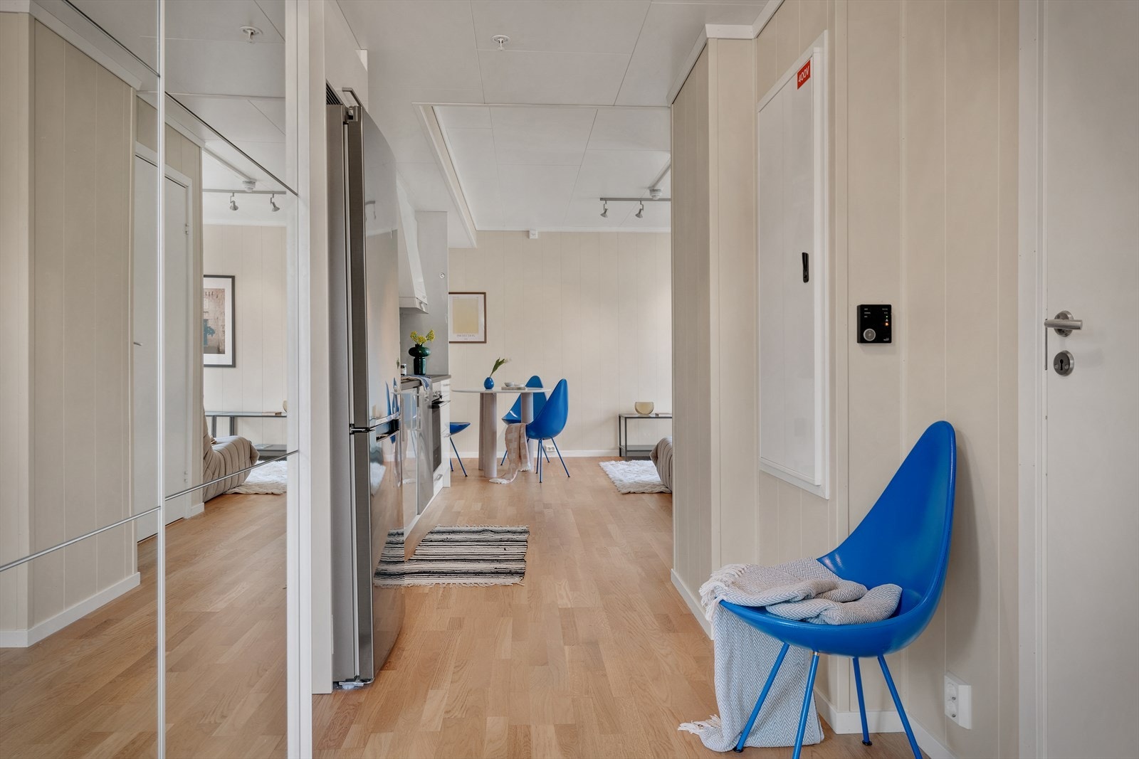 Entréen har parkett på gulv som løper gjennomgående i leilighetens oppholdsrom. Galleribilde