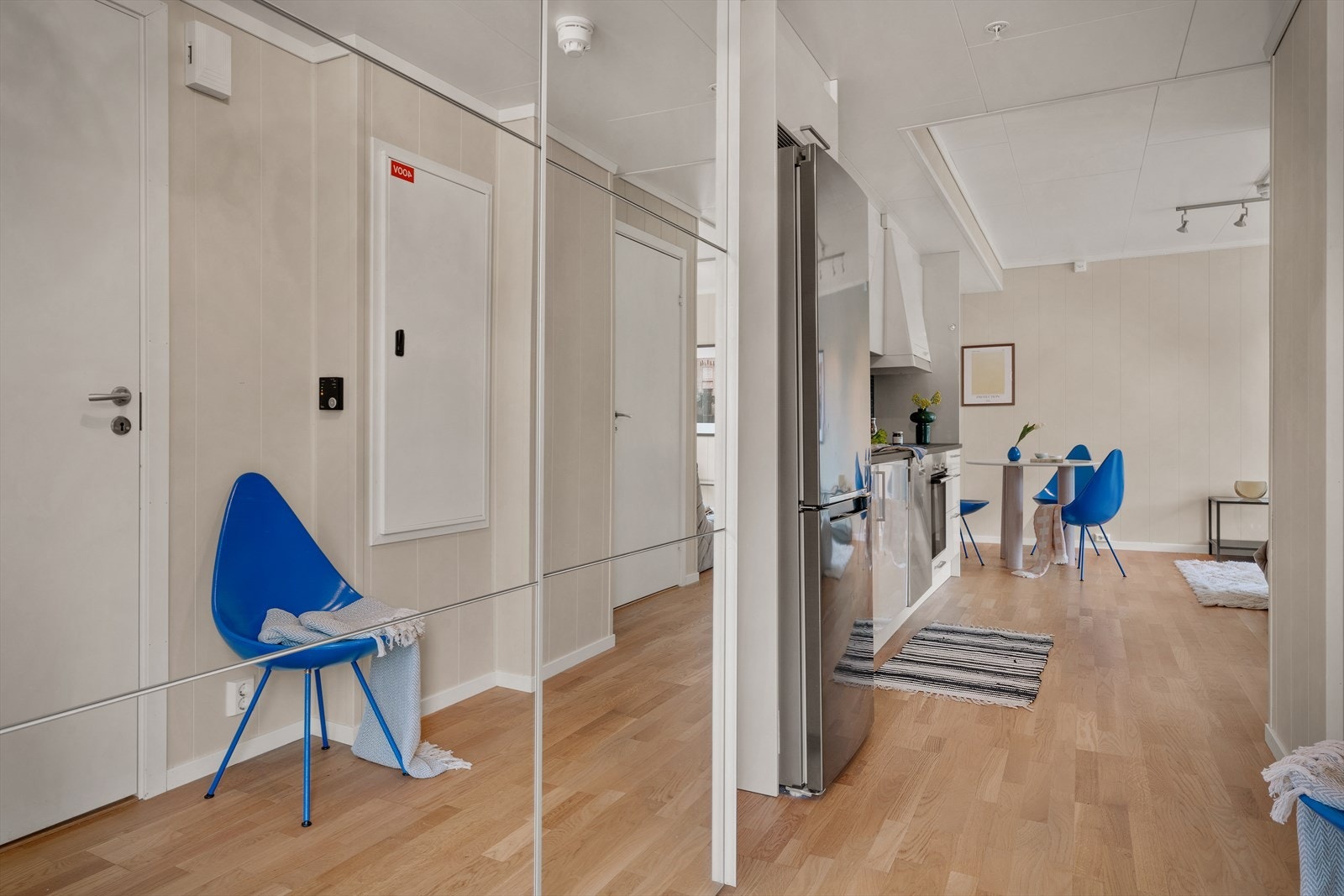 Fra entreen åpner leiligheten seg opp mot stue og kjøkken. Galleribilde