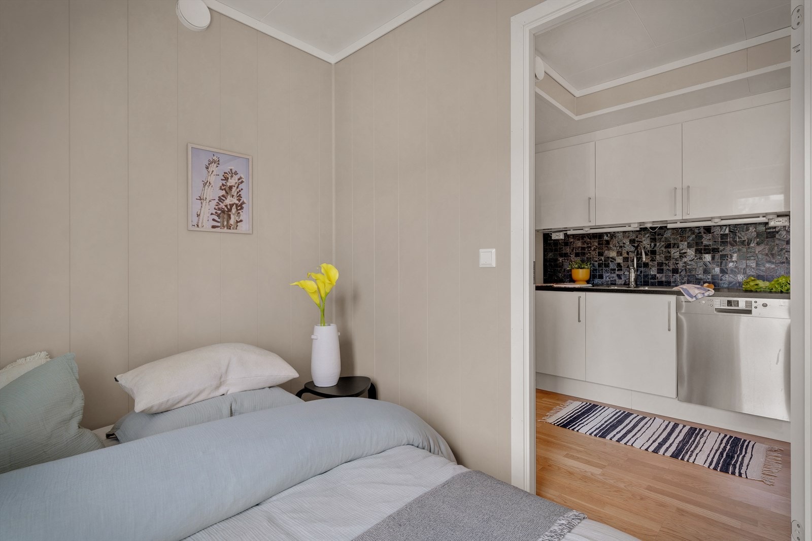 Soverommet ligger skjermet til, med adkomst fra stuen. Galleribilde