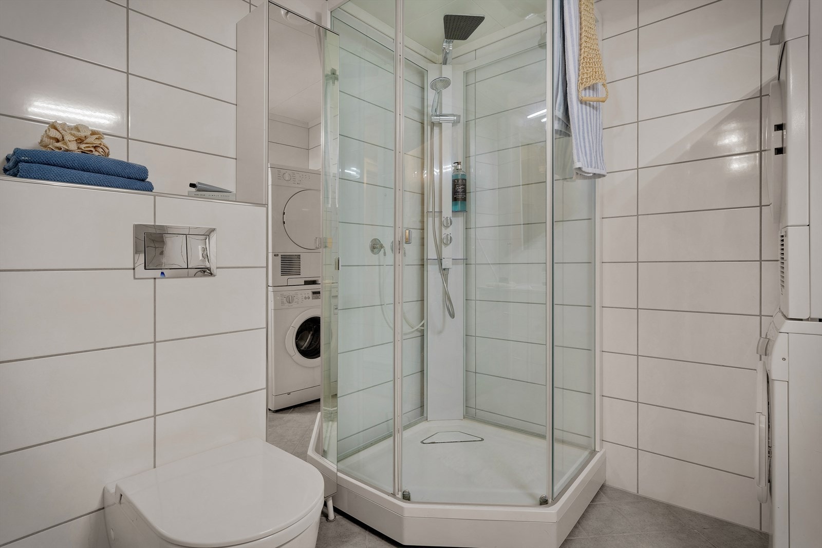 Badet er utstyrt med vegghengt toalett og dusjkabinett. Galleribilde