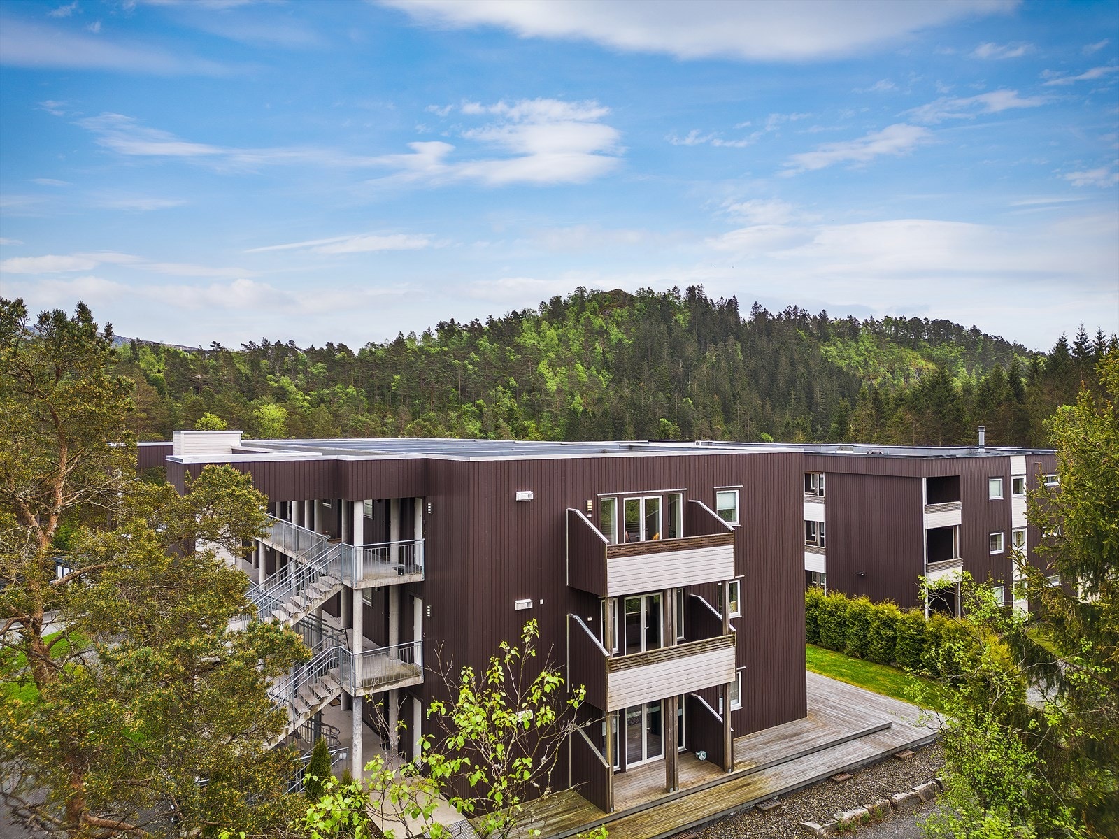 Leiligheten ligger i 3. etasje i et boligbygg fra 2015. Galleribilde