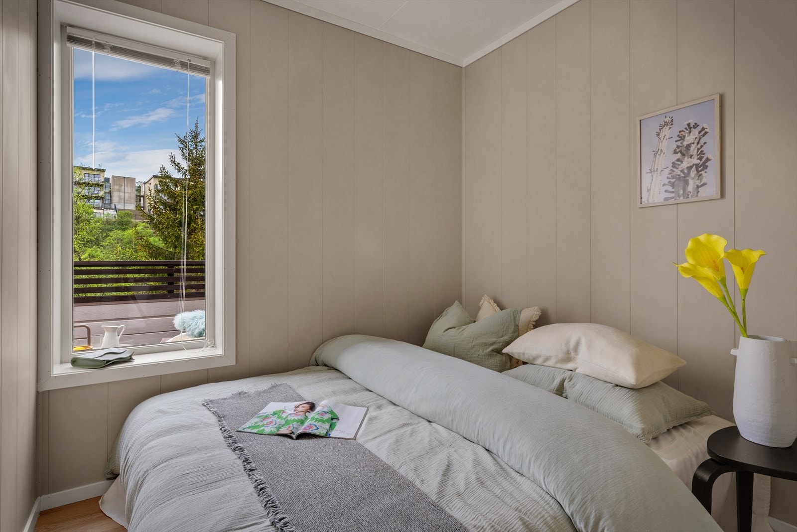 Soverom med plass til seng og nattbord. Galleribilde