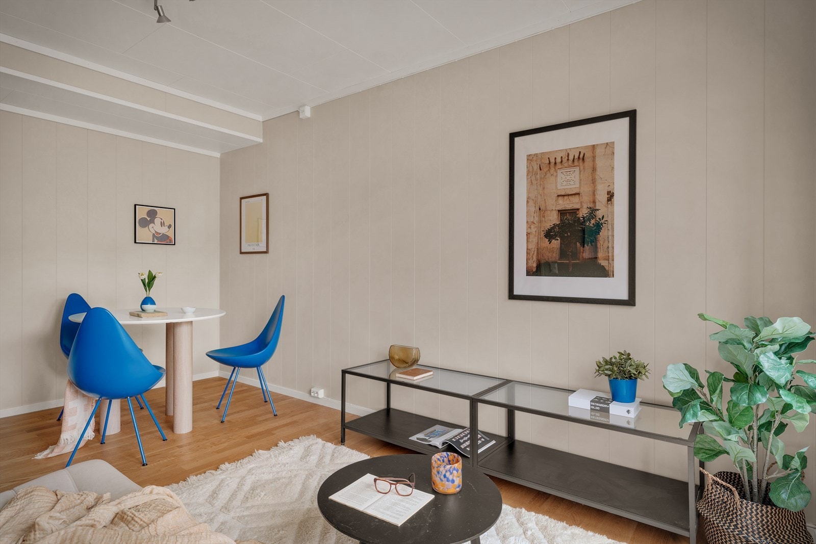 Stuen har god plass til både sofagruppe og en egen spiseplass. Galleribilde