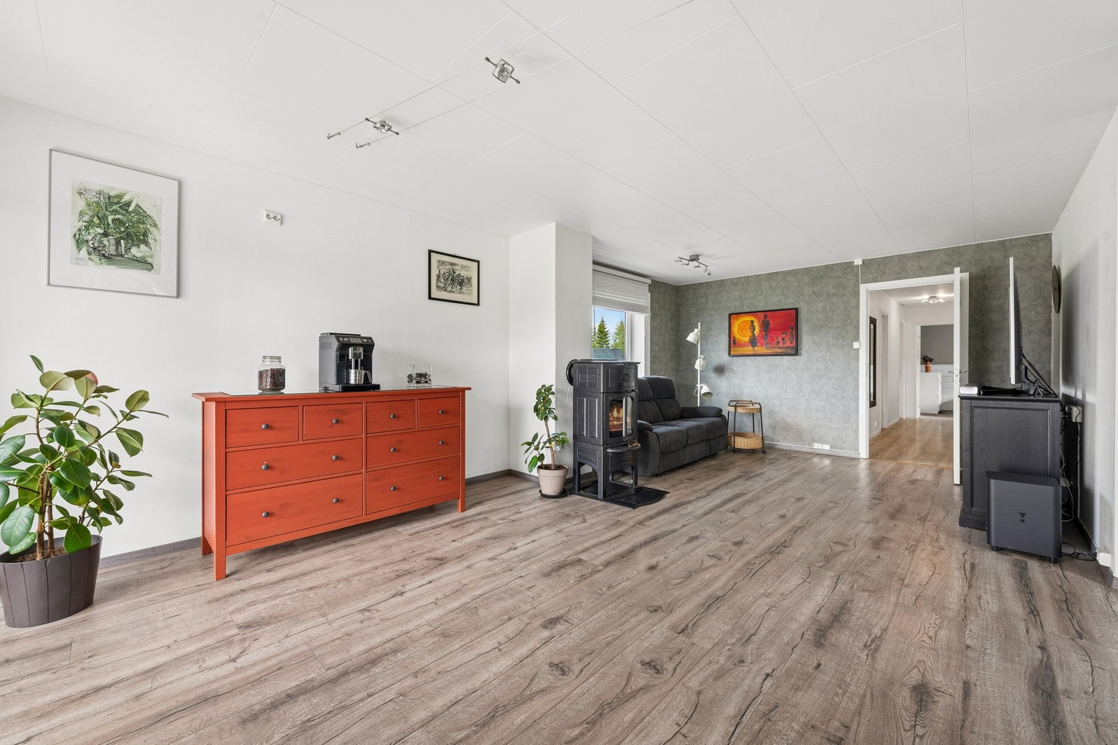 Store vindusflater slipper inn rikelig med dagslys og bidrar til en lys og trivelig atmosfære. Galleribilde