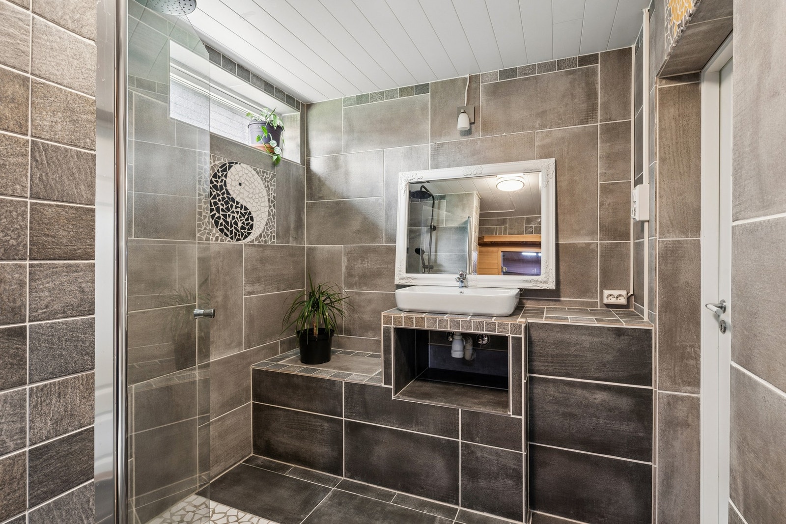 Badet i kjelleren har flislagte overflater og fremstår som et praktisk ekstrabad. Galleribilde