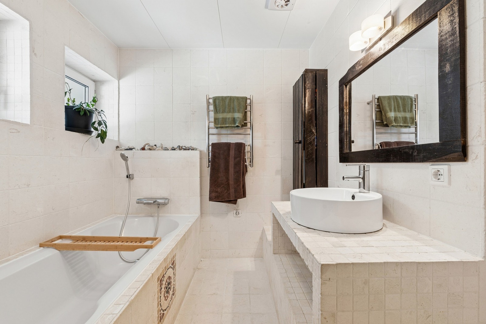 Badet i hovedetasjen fremstår romslig og innholdsrikt. Galleribilde