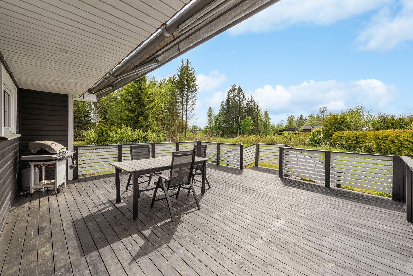 Fra stue/kjøkken er det utgang til en stor og solrik terrasse med god plass til utemøbler og grill. Galleribilde