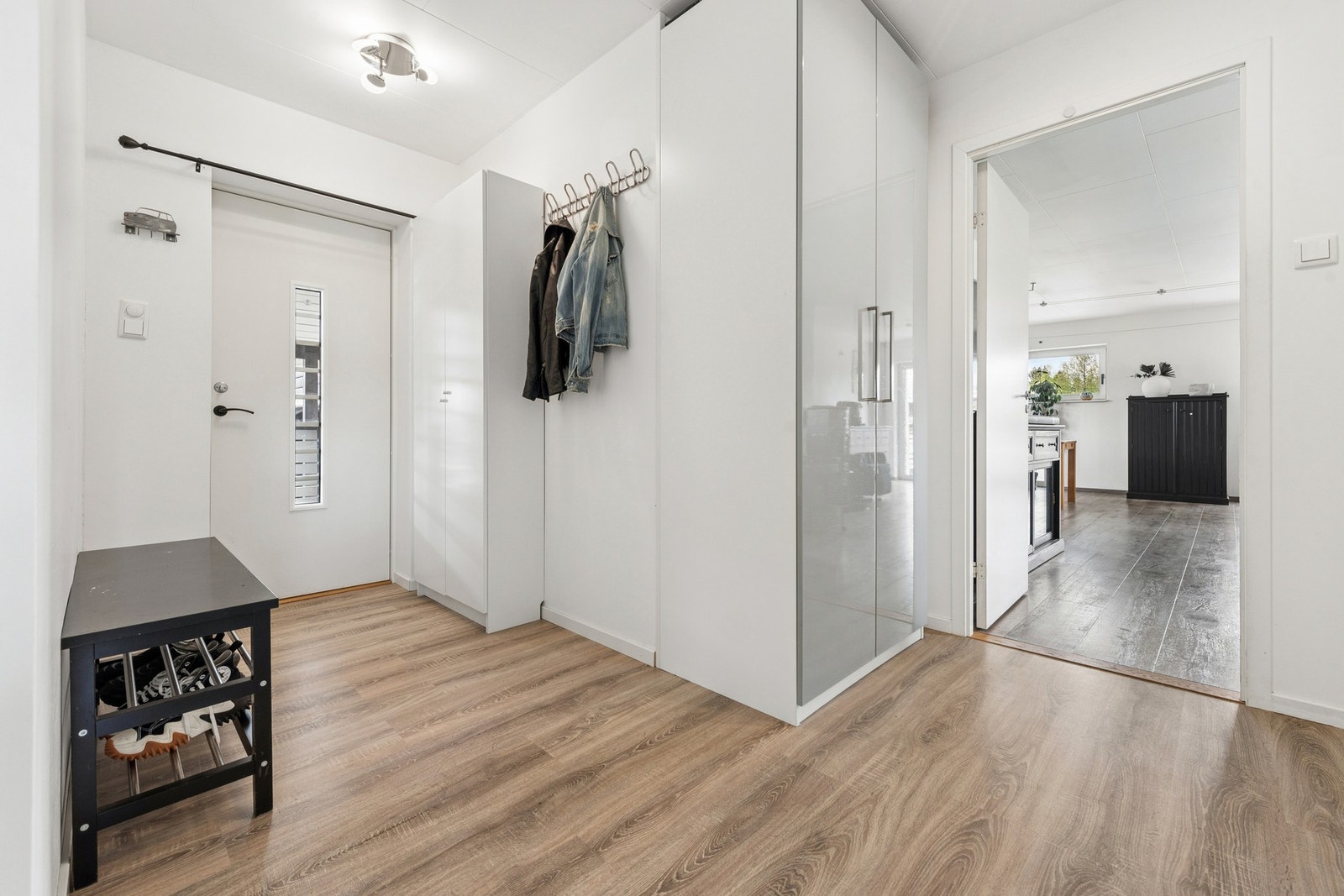 Boligen har en lys og innbydende entré med god plass til oppbevaring av yttertøy og sko. Galleribilde